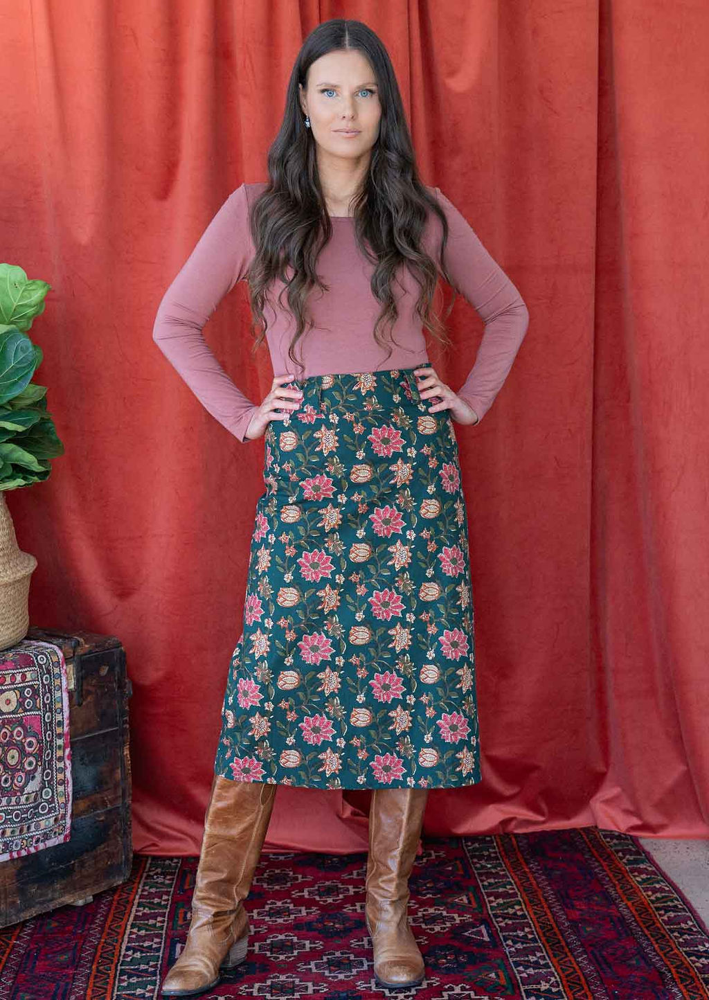 Model wears cotton midi length A-line skirt with belt loops paired with a boat neck top dusty rose