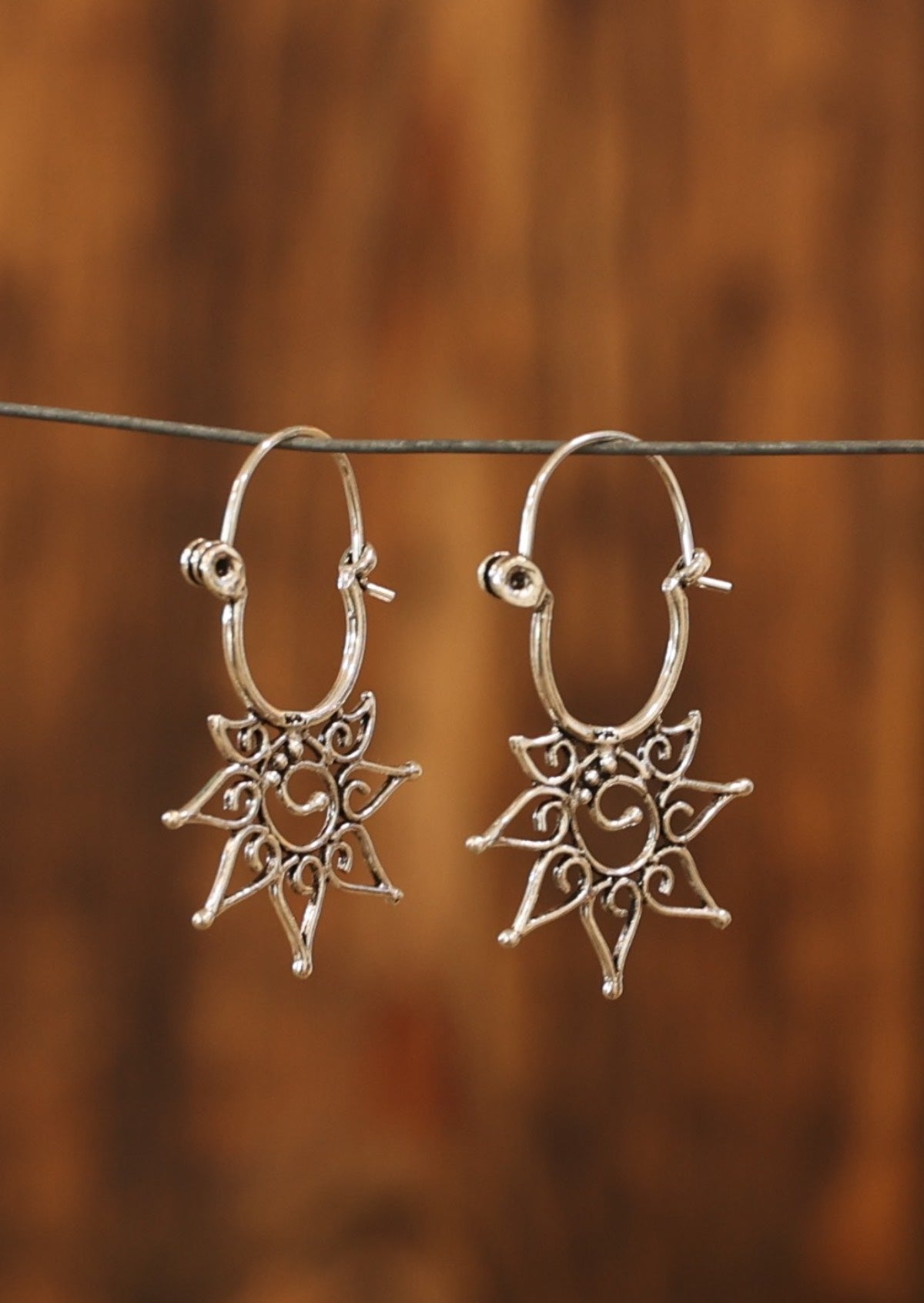 7 delicate teardrops around a central spiral