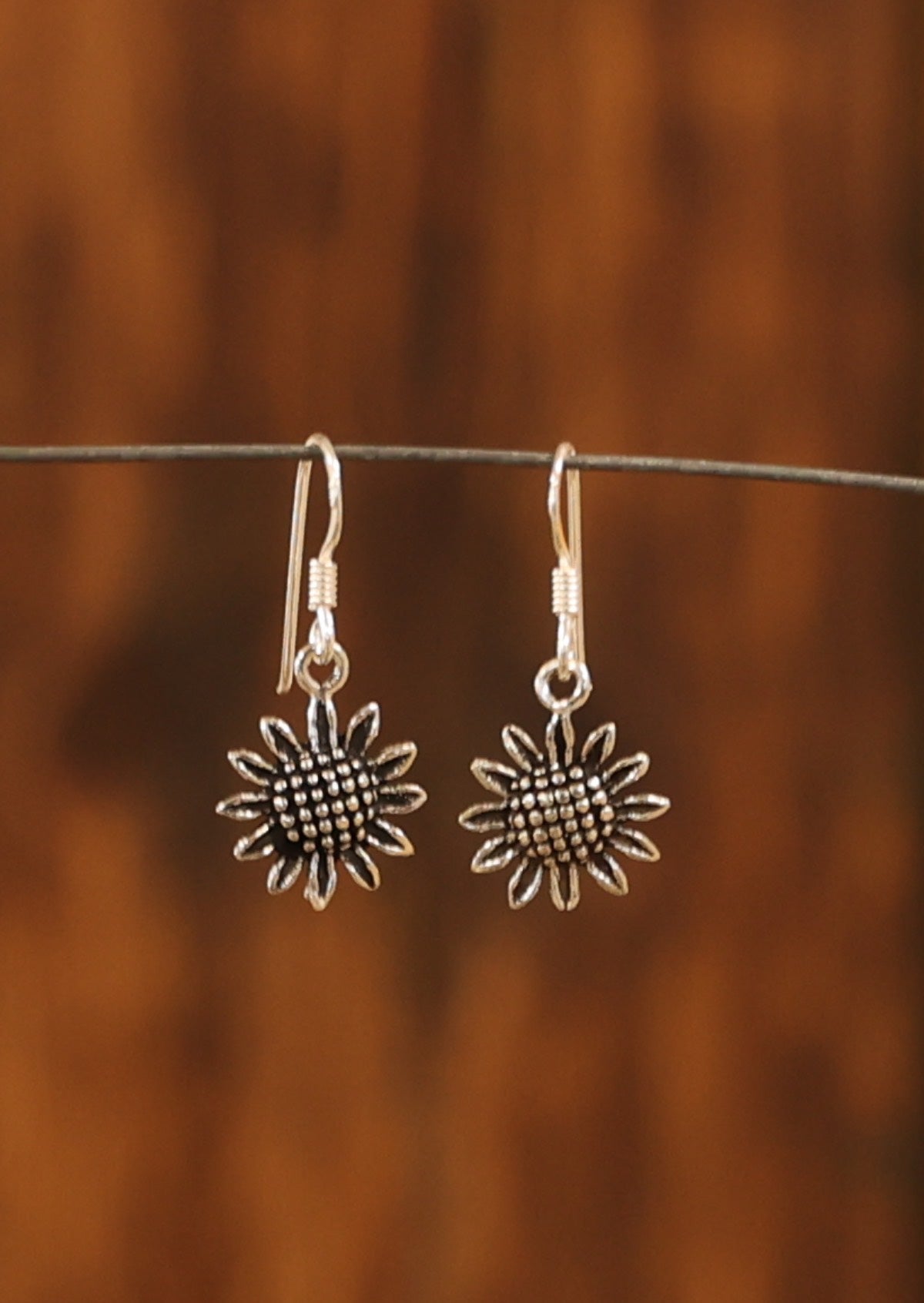 Texture of the centre and petals emulates a real flower