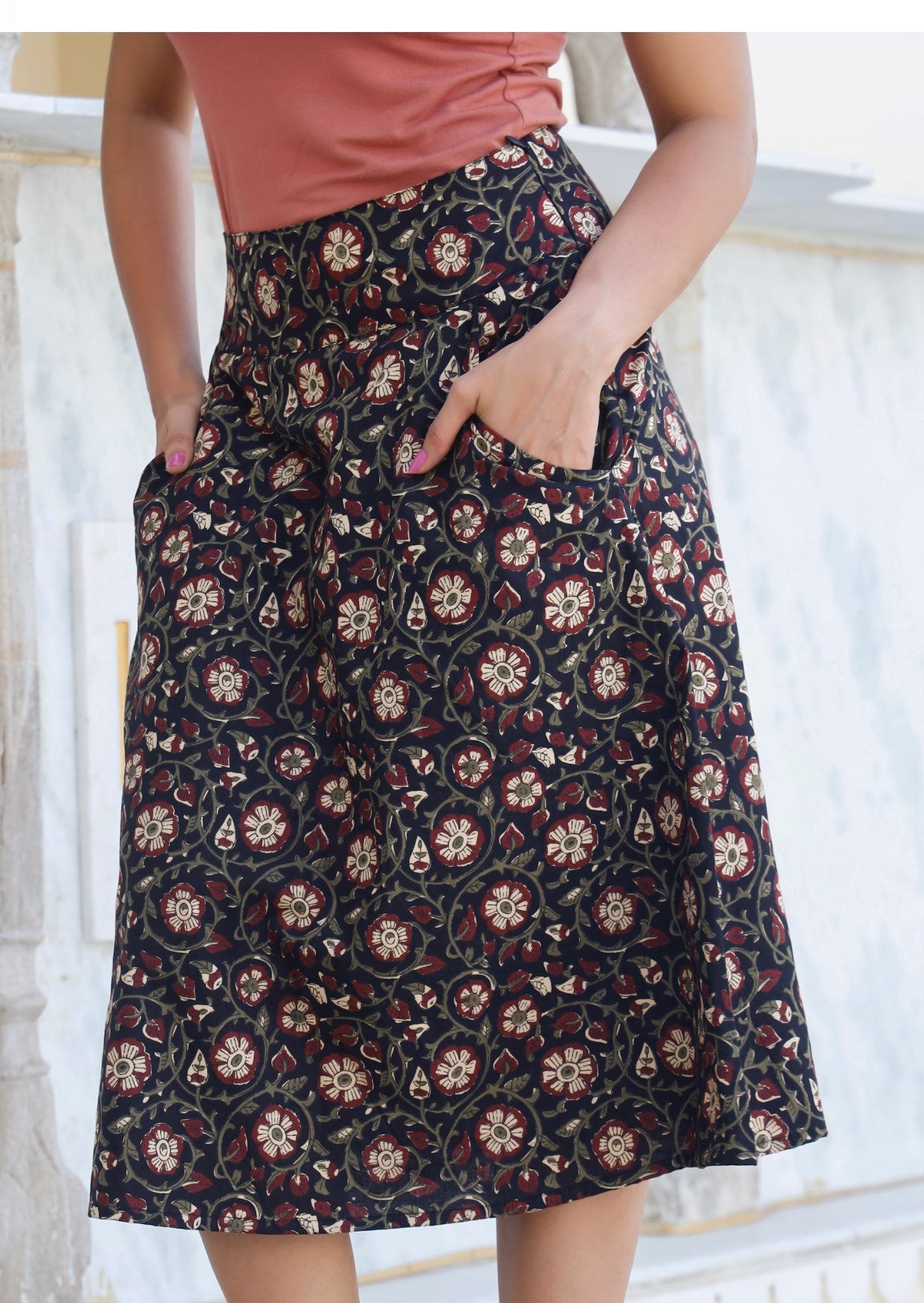 Mid length cotton skirt with wide waistband, pockets and side zipper