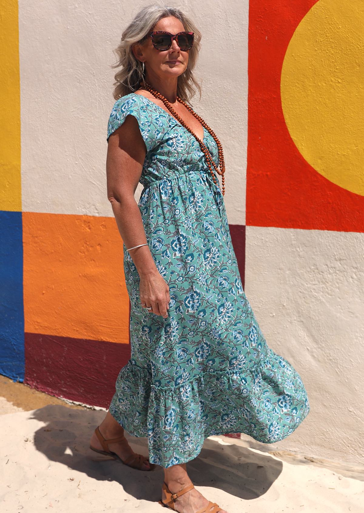 100% cotton maxi dress with short sleeves, pockets and elasticated V neckline.