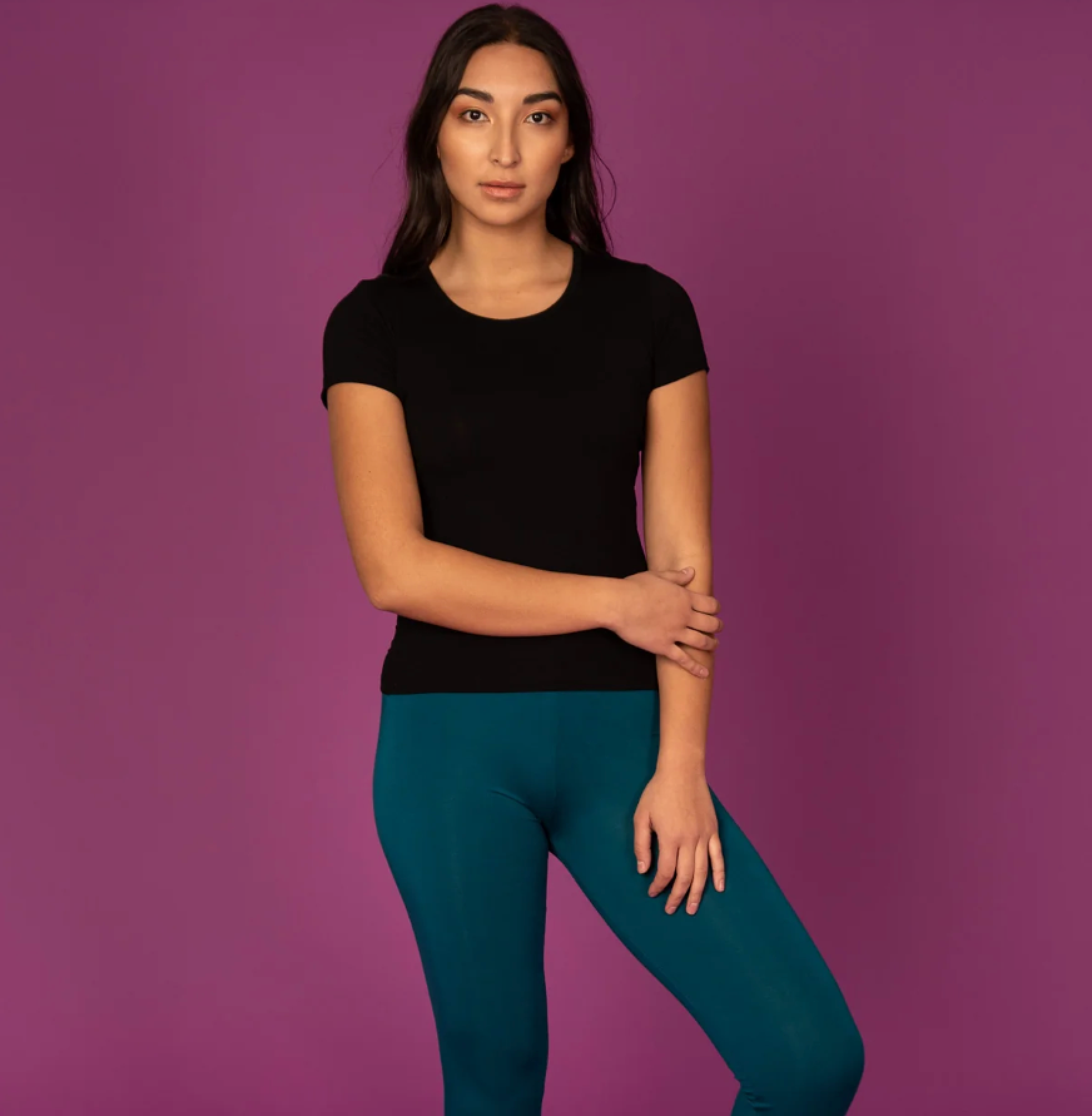 women wearing coloured leggings, blue leggings, yellow leggings, pink leggings, grey leggings 