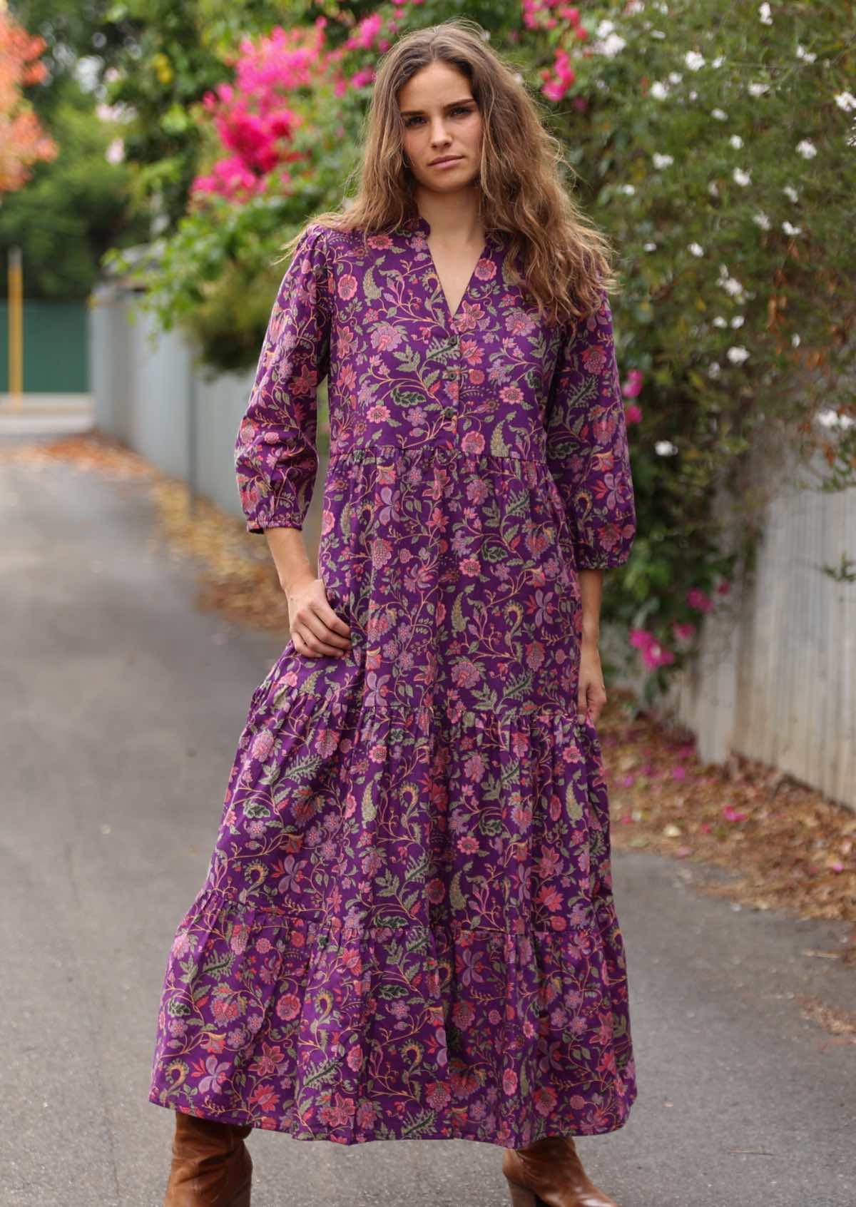 Relaxed fit cotton maxi dress with V-neckline and mandarin collar and pockets