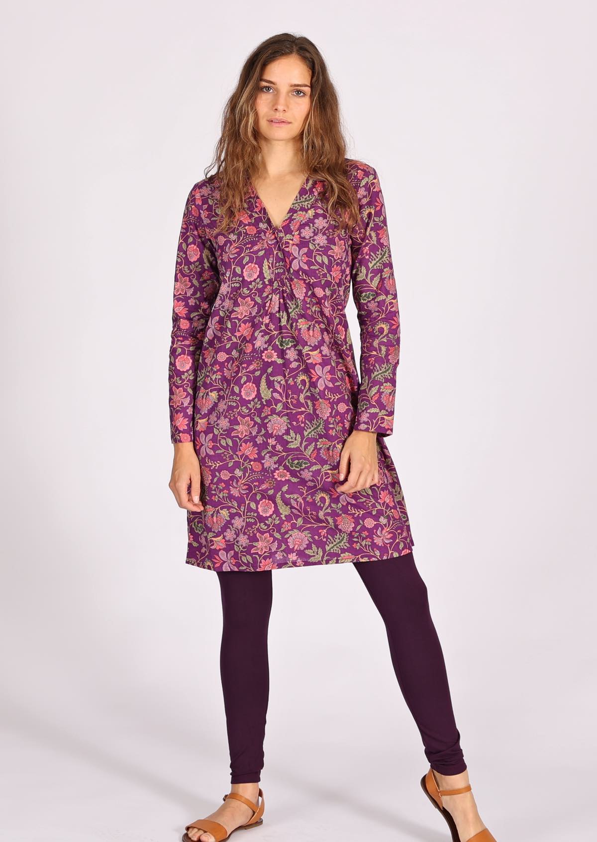 Cotton shirt dress with long sleeves and V-neckline