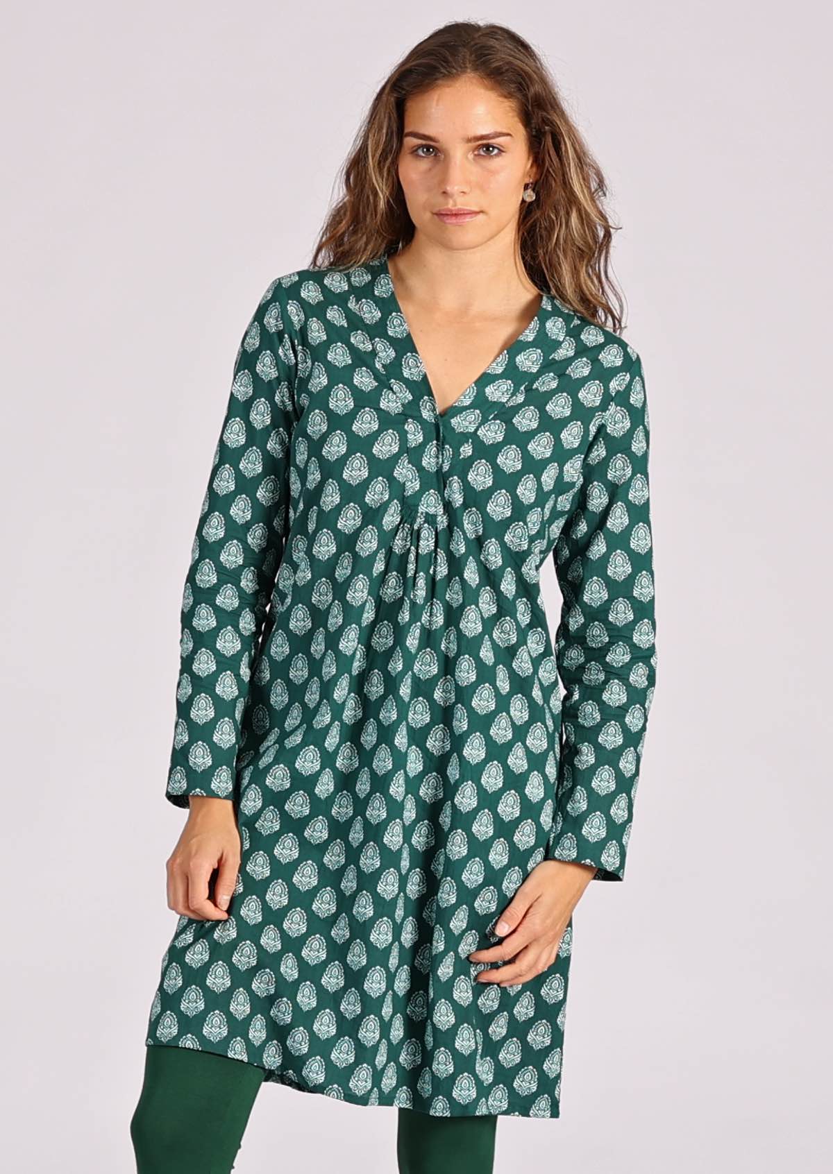 Cotton tunic with V-neckline accentuated by top stitching and small gathers in centre-front and mid back