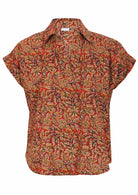 Short-sleeve shirt with a V-neckline and collar in a rust based earthy print