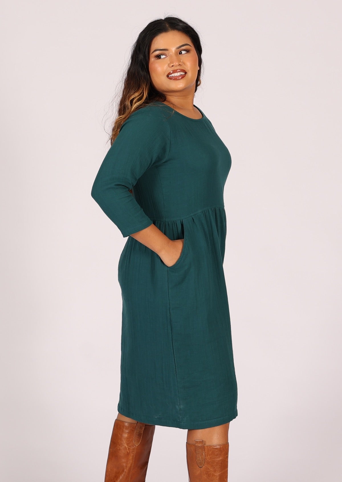 Over the knee lightweight cotton dress with round neckline and pockets