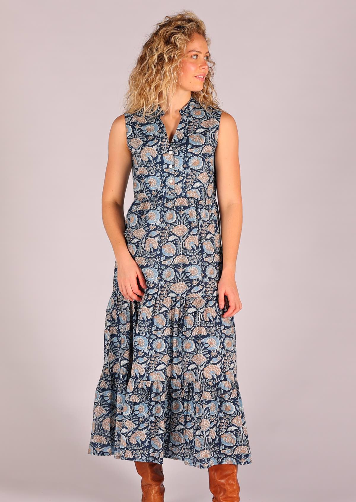 Cotton maxi dress with buttoned bodice that forms a V-neck with a mandarin collar