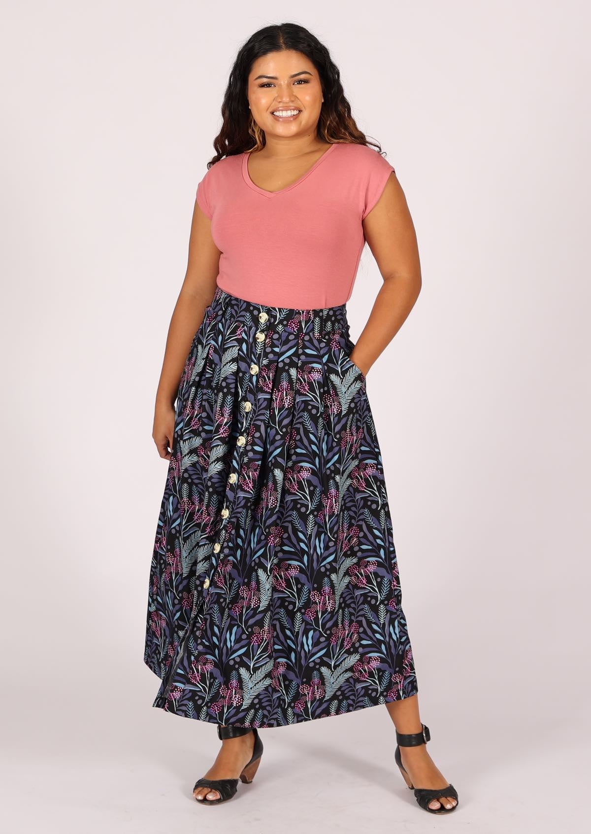 Cotton shin length skirt with buttons, belt loops and pockets