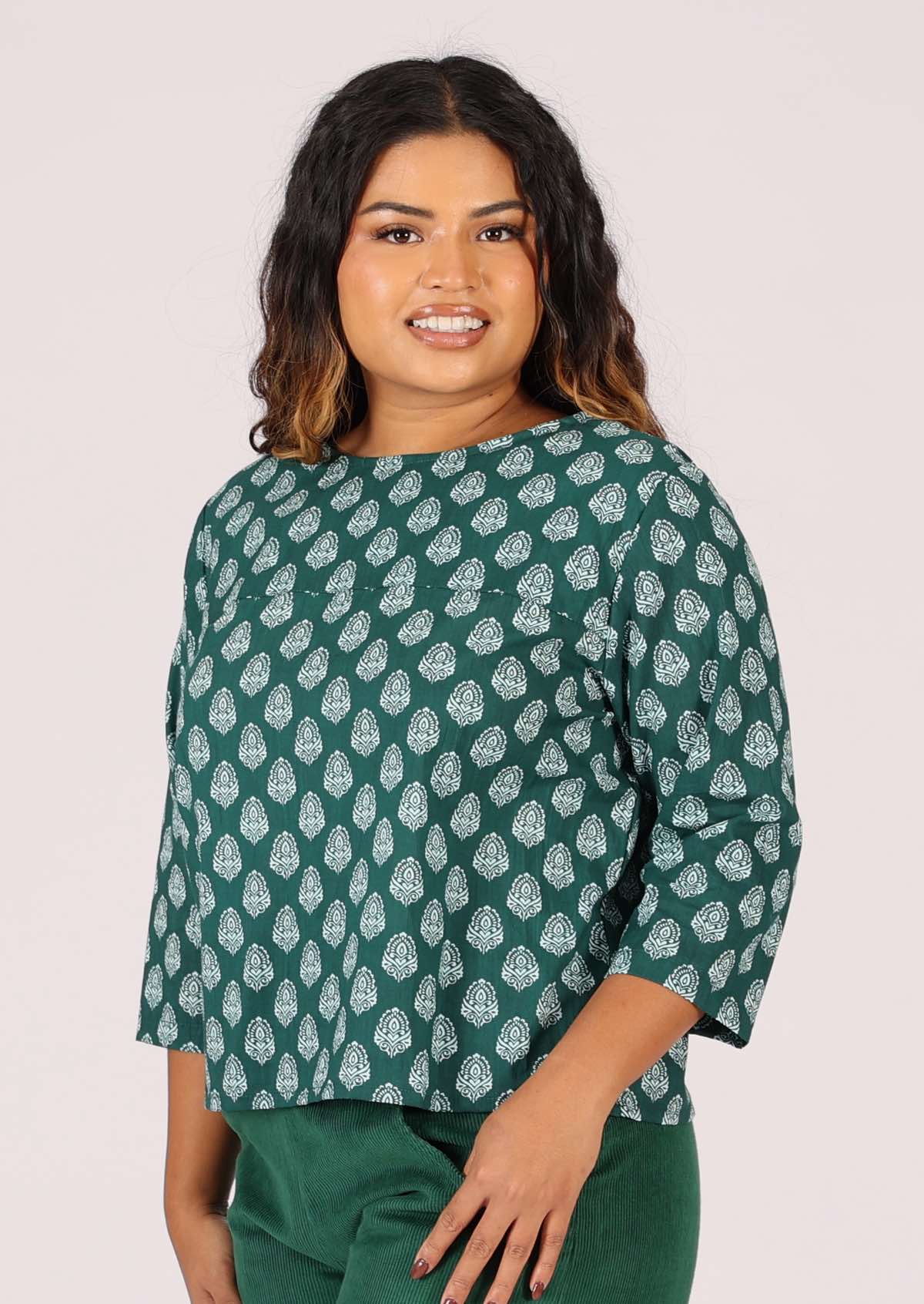 Relaxed fit cotton top with pendant print on dark green base
