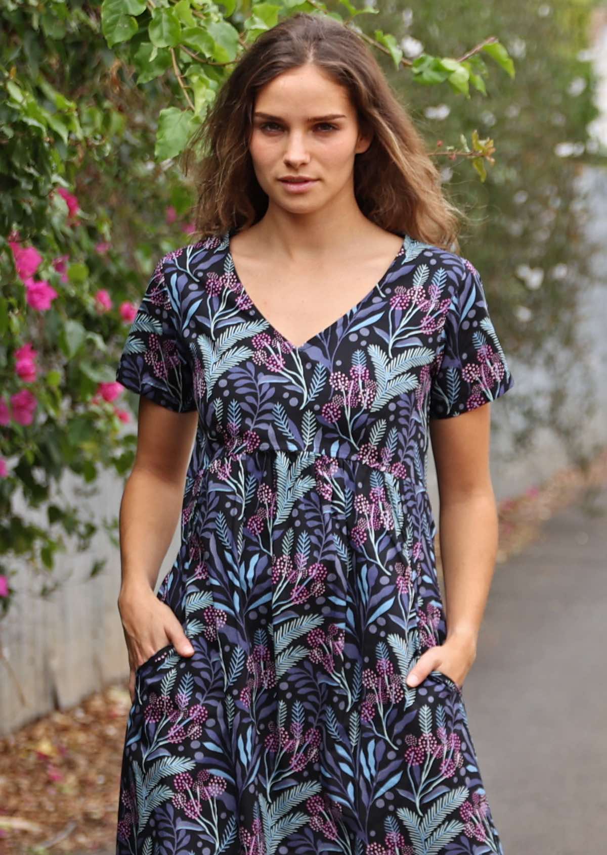 Cotton dress with T-shirt sleeves, V-neckline and pockets