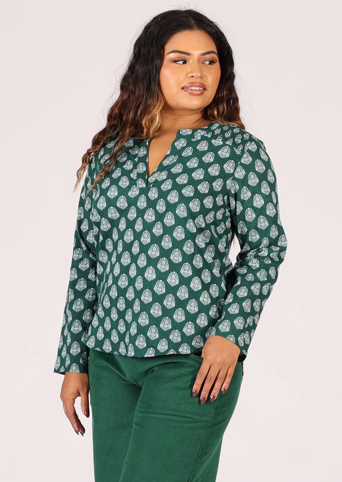 Long sleeve cotton top with pendant print on a dark green base