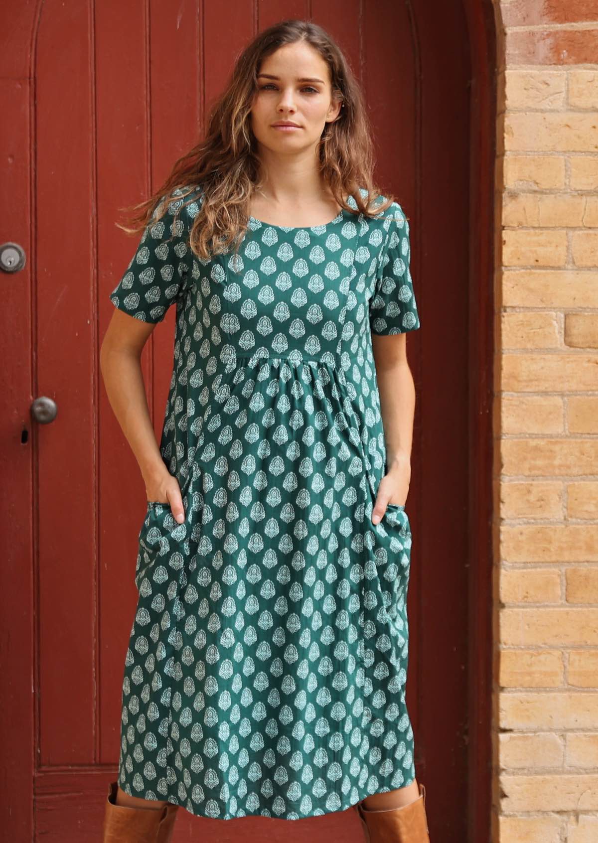 T-shirt sleeved cotton dress with white pendant print on dark green base