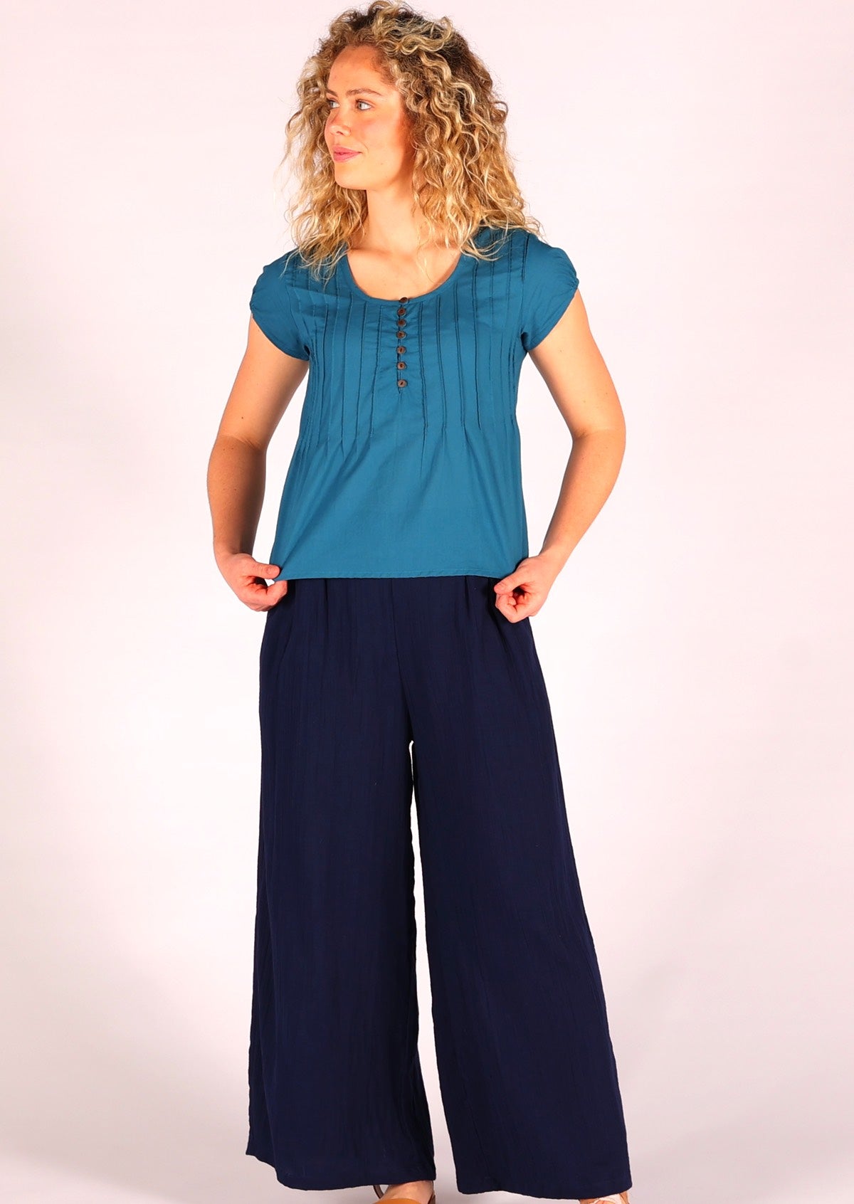 High waisted wide leg pants made from double cotton in dark blue