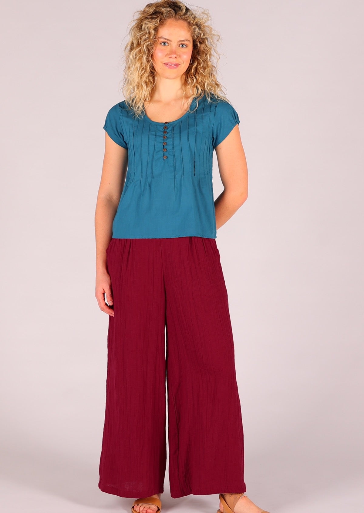 Deep red double cotton pants with wide leg and pockets