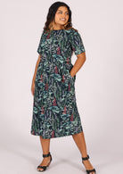 High round neckline and pockets in this relaxed fit cotton dress