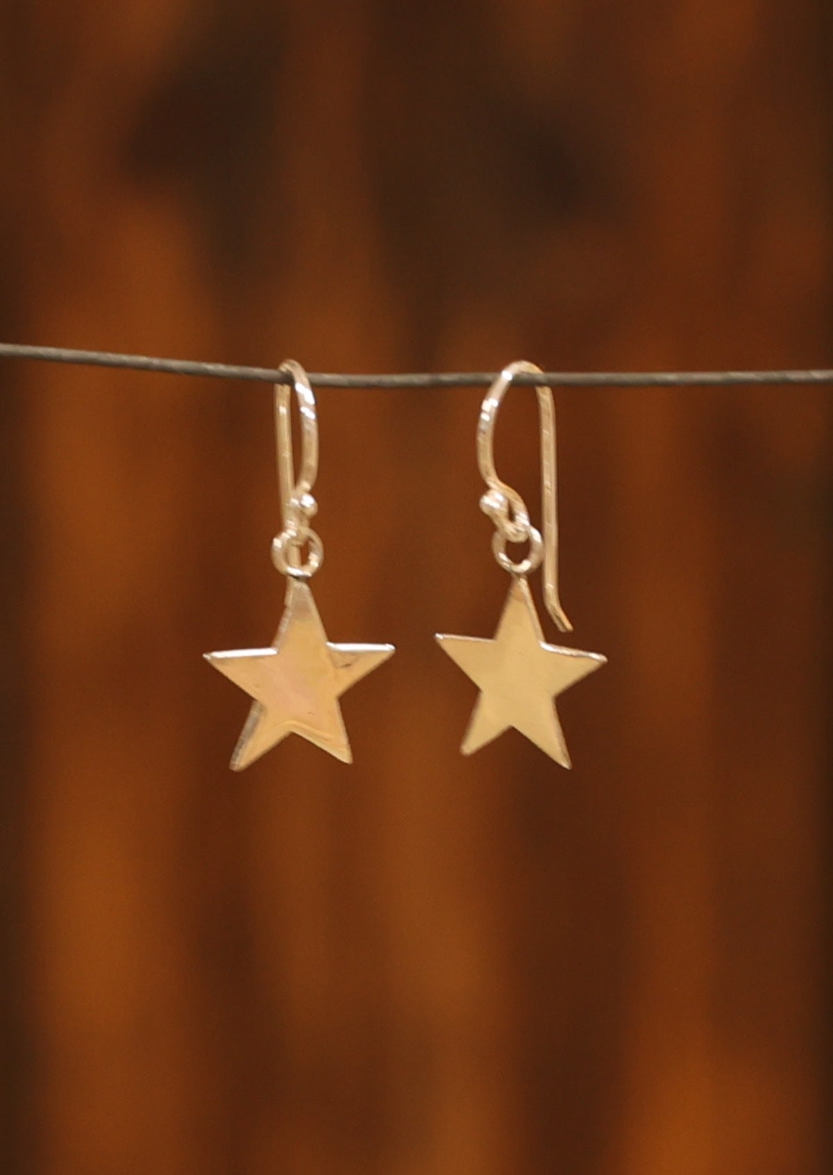 925 silver flat stars suspended from wire hooks