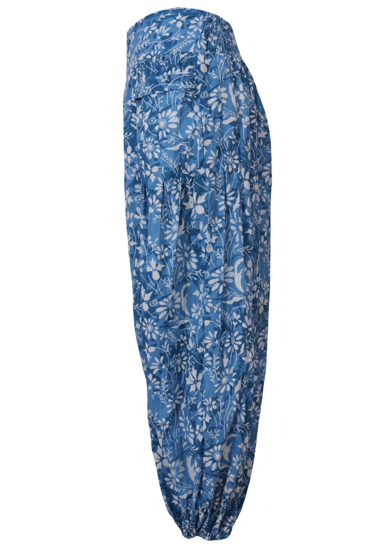 Pilot pants side in blue floral Drift print 100% cotton with a wide waistband, pockets, and elastic around the ankles 