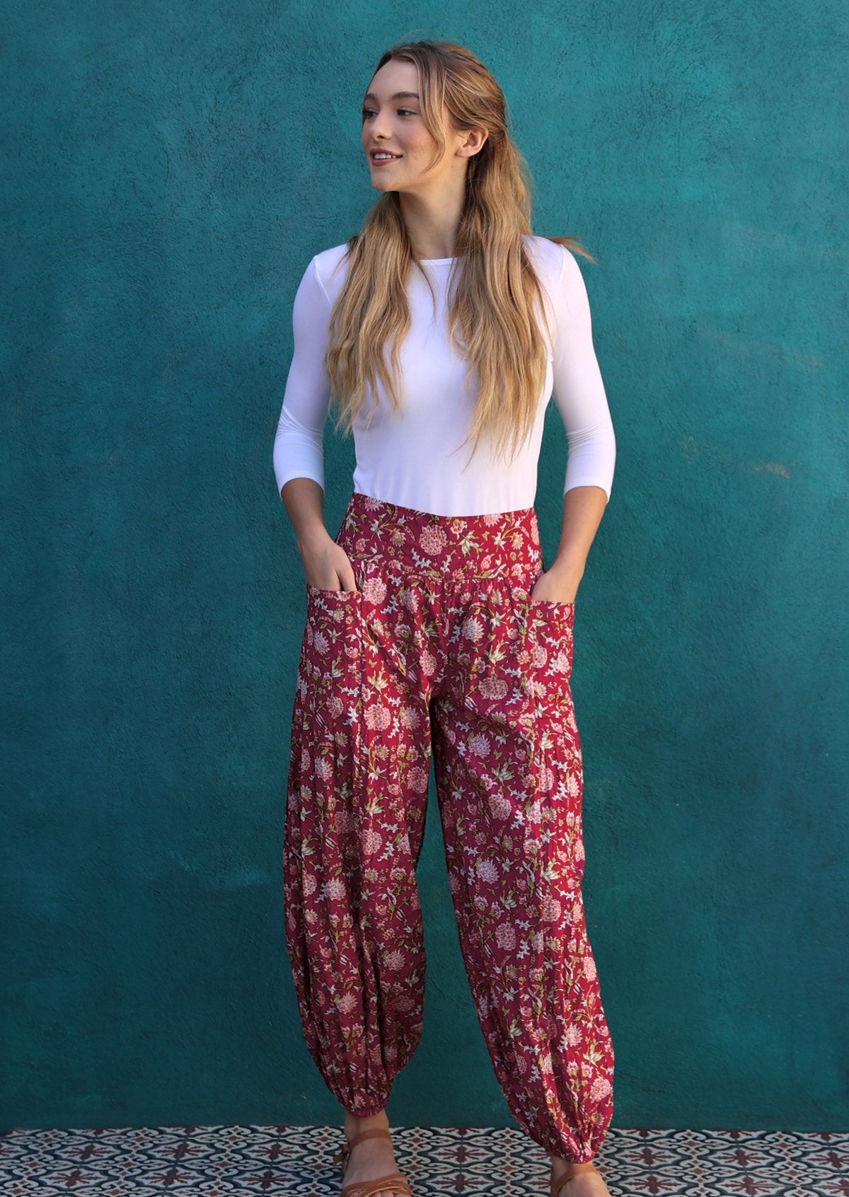 Model wears 100% cotton loose pants in red cranberry base featuring elasticated waist and ankles.Paired with boat neck top white.