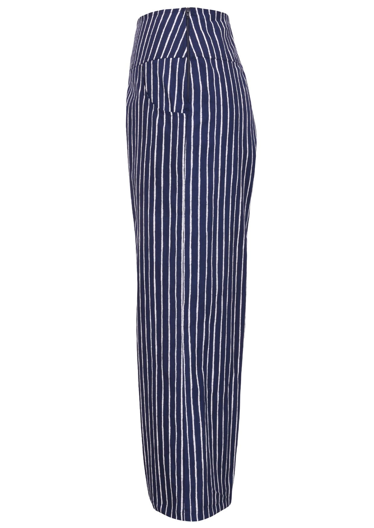 Side view of women's 100% cotton wide leg pant in navy blue based print with pockets