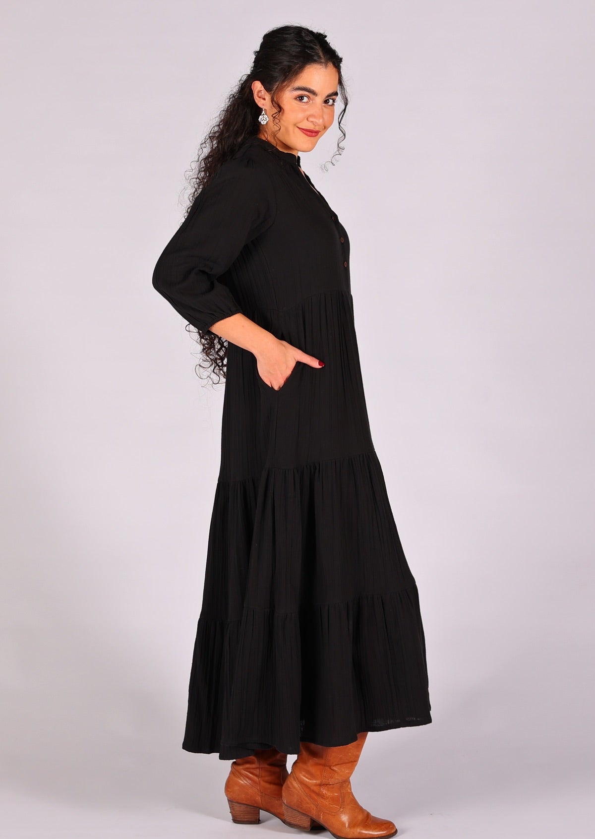 Double cotton maxi dress in black with 3/4 sleeves and hidden side pockets