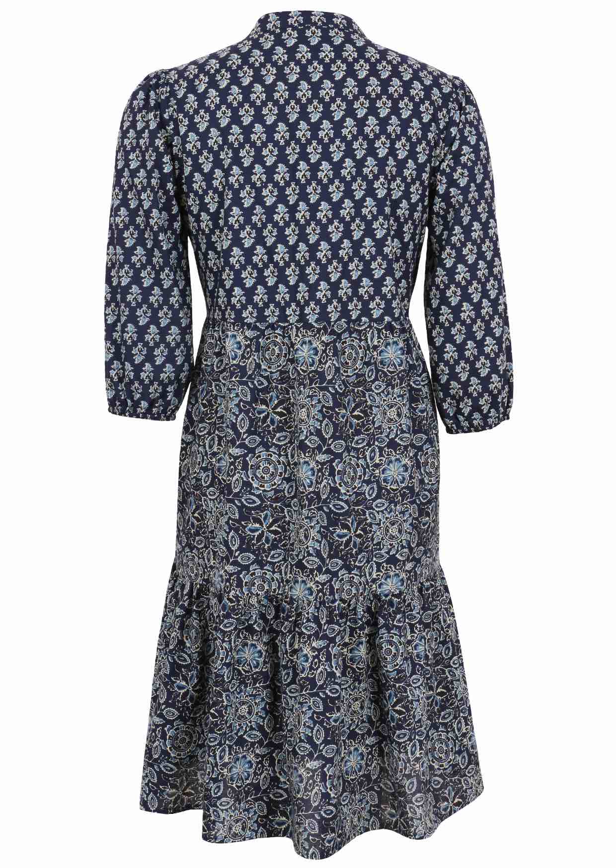 Loose fit cotton midi dress with mandarin collar, 3/4 sleeves and pockets.