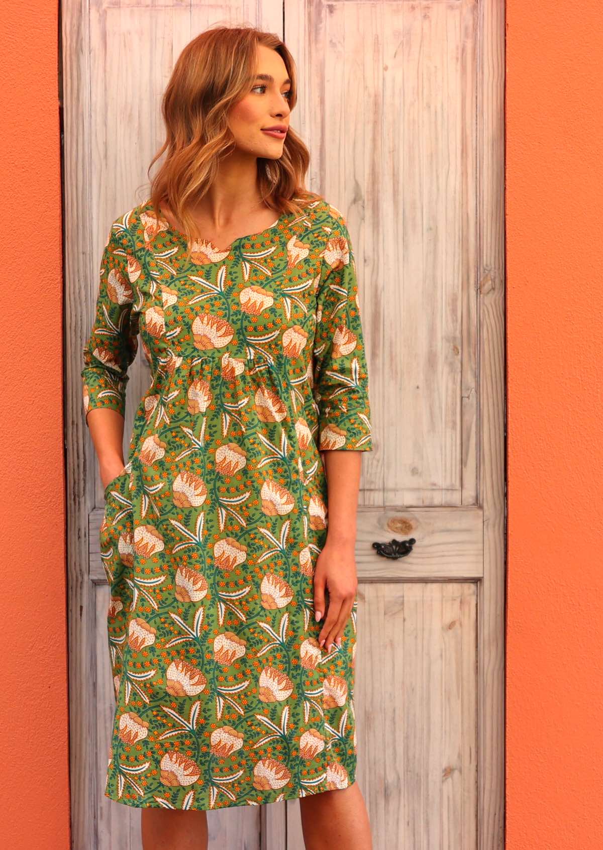 Lined cotton dress with 3/4 sleeves with cuff detail, in floral green print