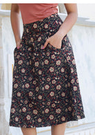 Mid length cotton skirt with wide waistband, pockets and side zipper 