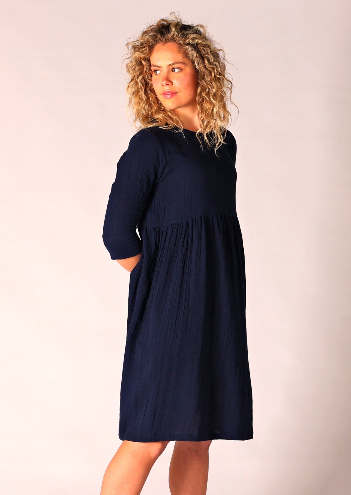 Loose fit double cotton dress in dark blue with 3/4 sleeves with cuff detail