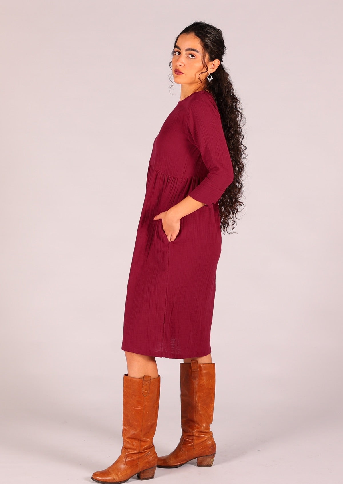 Relaxed fit dress in deep red made form two layers of cotton gauze