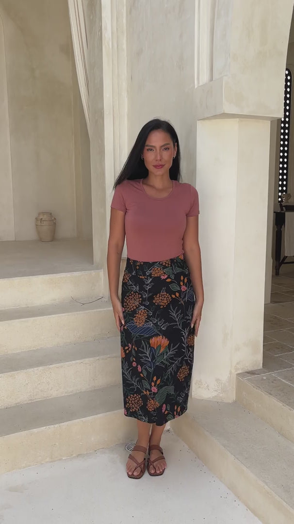 Belt Loop Skirt Queen Protea video