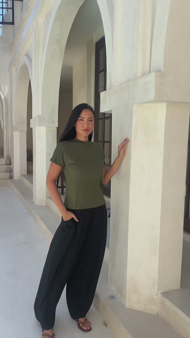 Crewneck T-shirt Olive video